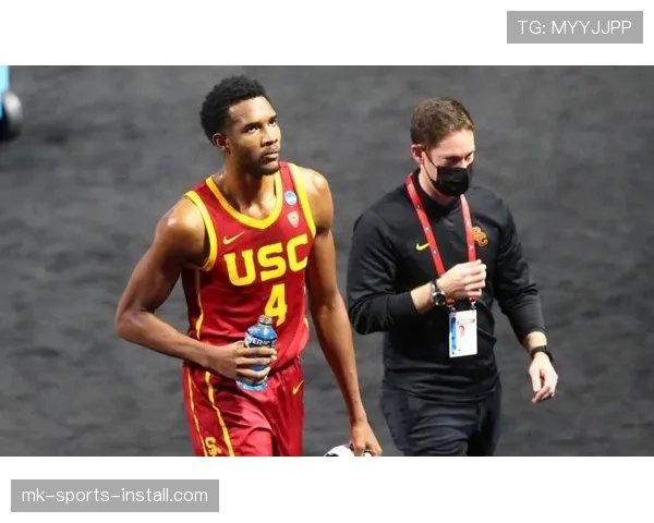 埃文·莫布里内线防守拉开空间助火箭提升篮下效率